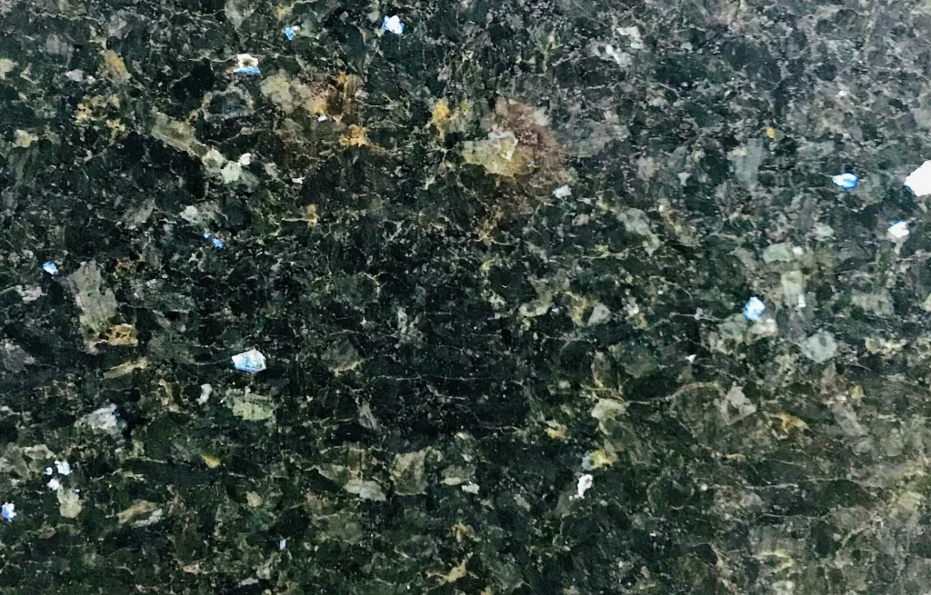 Labrador dunkler Naturstein mit blauen Einschlüssen