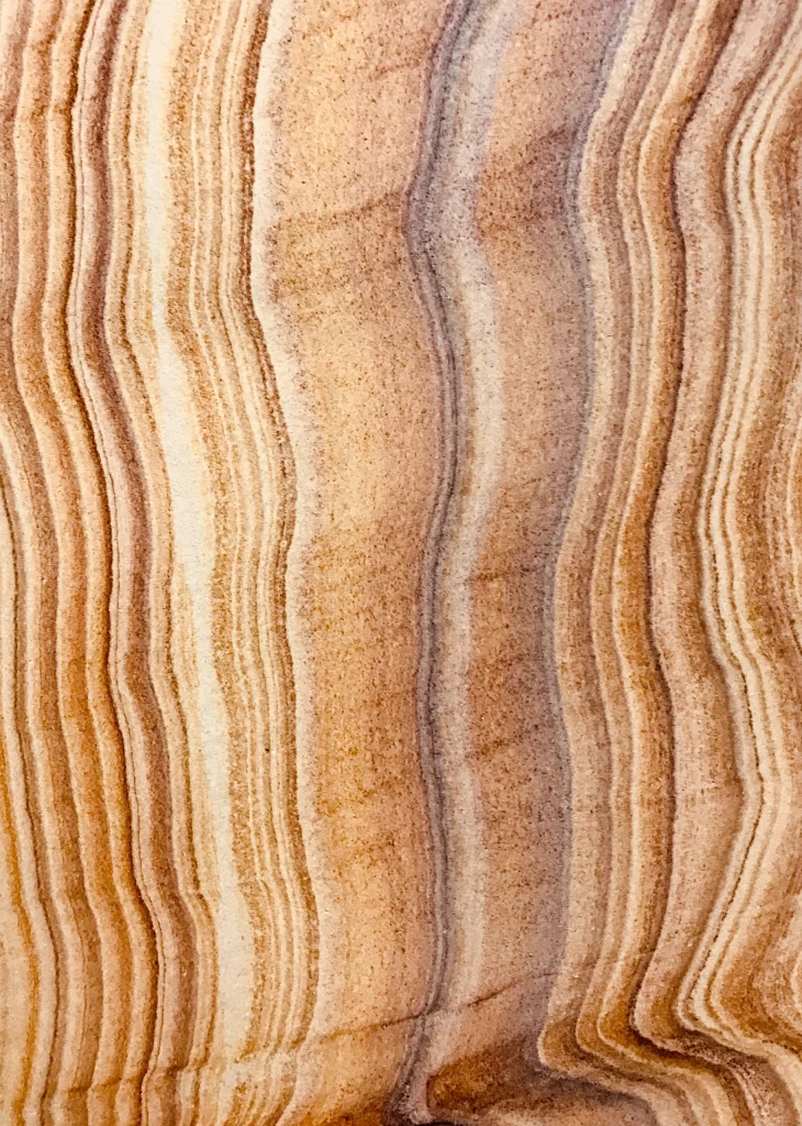 Rainbow bunter Naturstein mit markanter Struktur