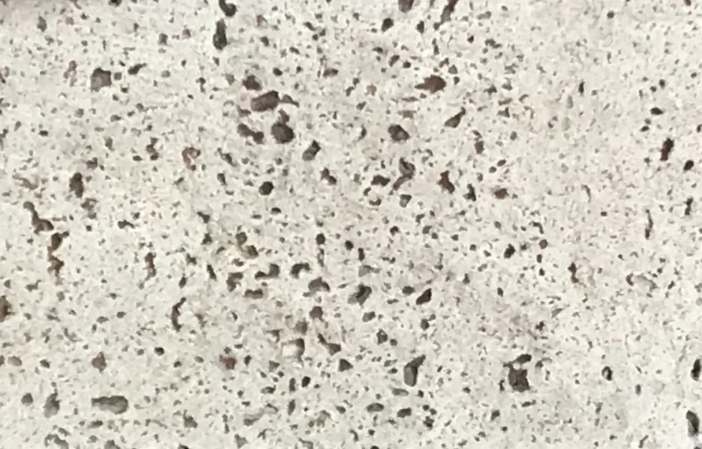 Travertin heller Naturstein aus Kalkstein