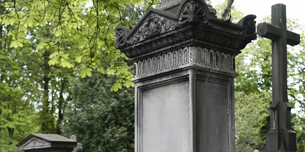 Ein schönes Grabmal mit detailreicher Ornamentik